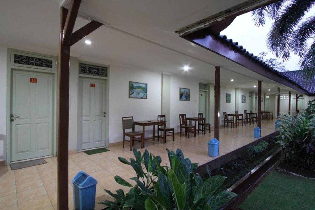 Hotel Besar Пурвокерто Экстерьер фото