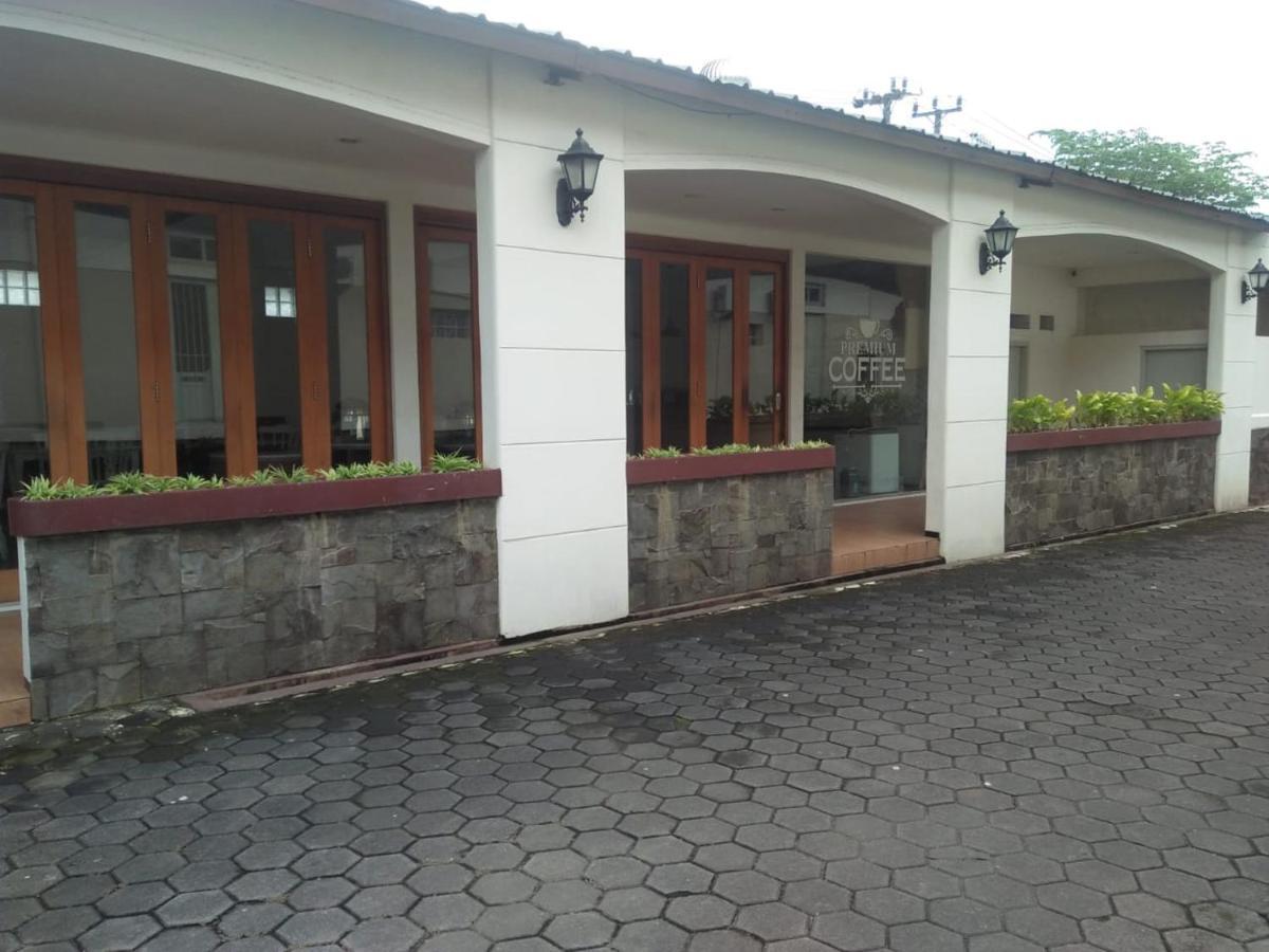 Hotel Besar Пурвокерто Экстерьер фото