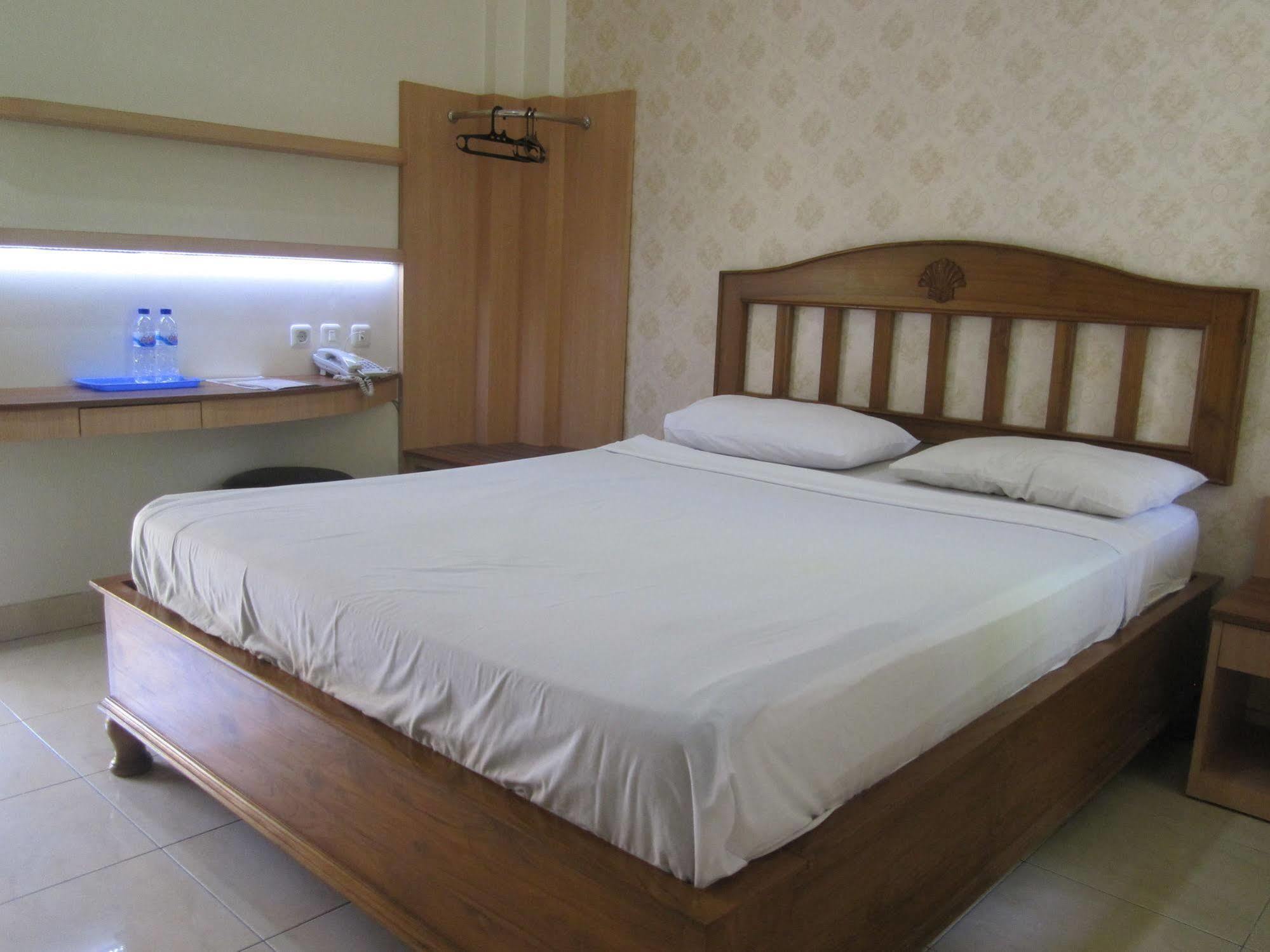 Hotel Besar Пурвокерто Экстерьер фото